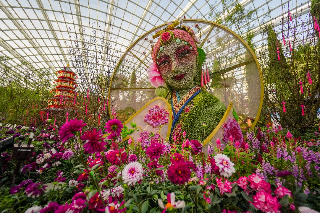 Taking centrestage in the Spring Blossoms floral display is a mosaiculture interpretation of Madam White Snake surrounded by dahlias in full bloom, while in the background is Leifeng Pagoda.